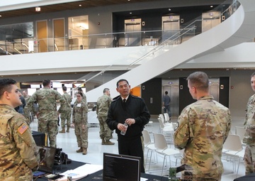 MG Yee talks with 781 MI BN at NU Cyber Day