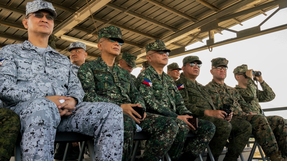 Balikatan 2019: Distinguished Visitors Attend Ambhibious Assault Training