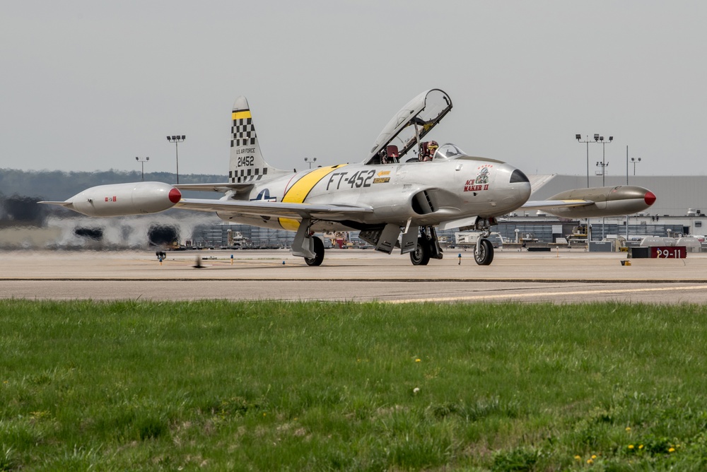 Aircraft arrive for Thunder air show