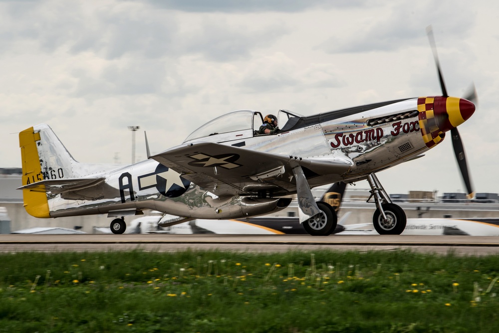 Aircraft arrive for Thunder air show