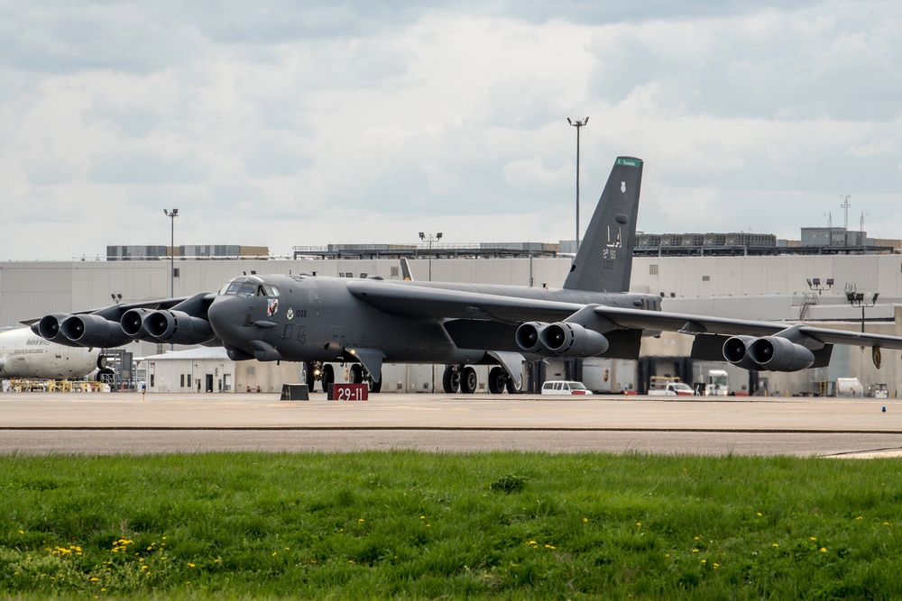 Aircraft arrive for Thunder air show