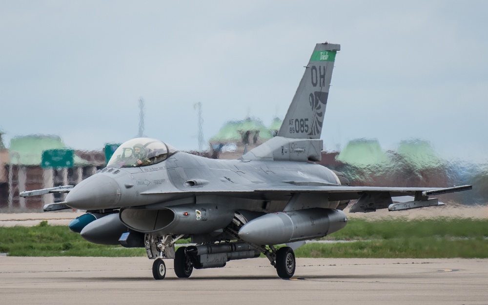 Aircraft arrive for Thunder air show