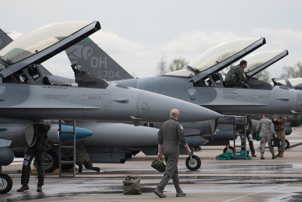 Aircraft arrive for Thunder air show