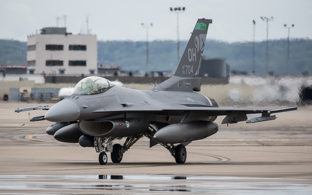 Aircraft arrive for Thunder air show