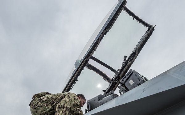 Aircraft arrive for Thunder air show