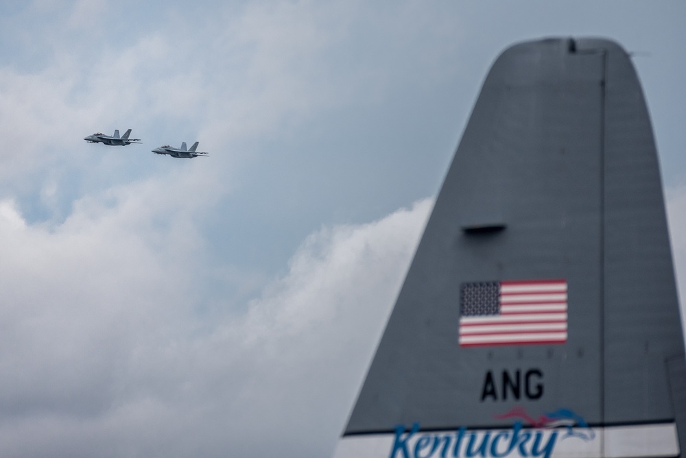 Aircraft arrive for Thunder air show