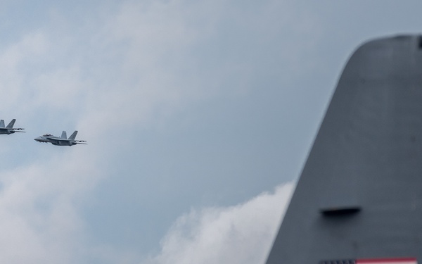 Aircraft arrive for Thunder air show