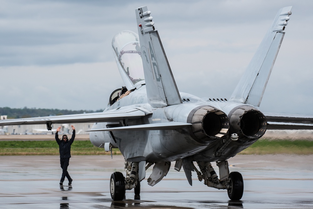 Aircraft arrive for Thunder air show