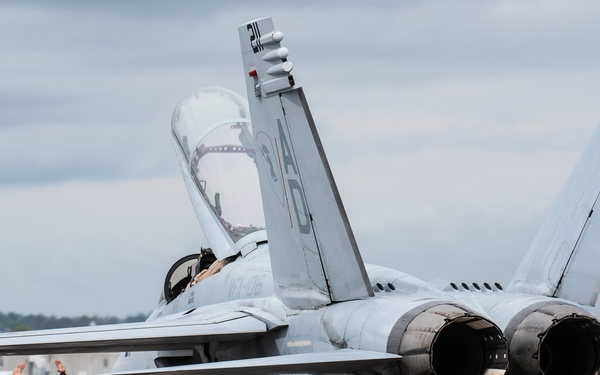 Aircraft arrive for Thunder air show