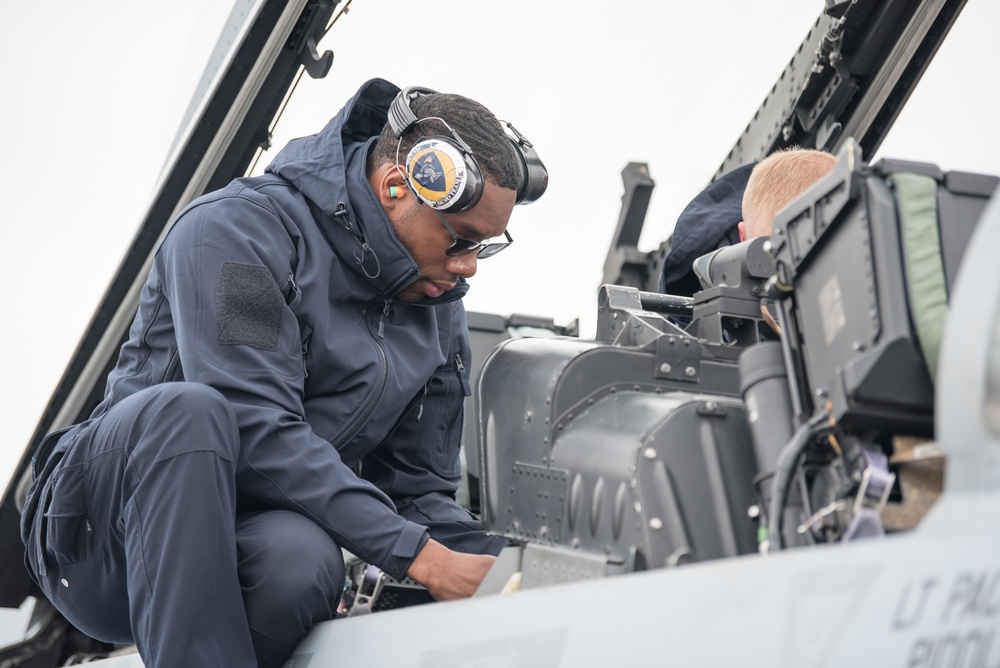 Kentucky Air National Guard plays host to military aircraft for Thunder Over Louisville