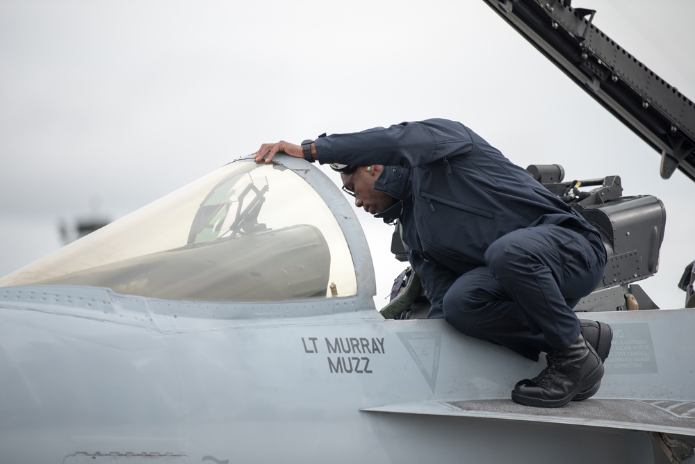 Kentucky Air National Guard plays host to military aircraft for Thunder Over Louisville