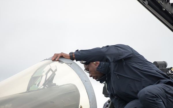 Kentucky Air National Guard plays host to military aircraft for Thunder Over Louisville