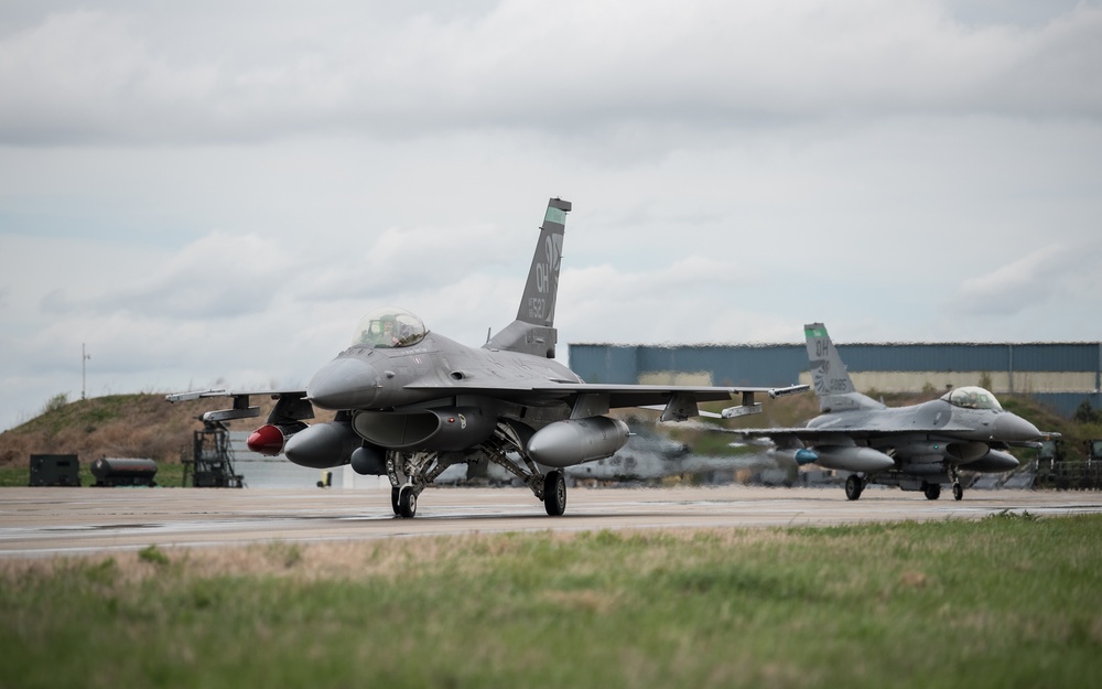 Kentucky Air National Guard plays host to military aircraft for Thunder Over Louisville