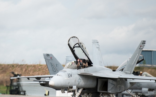 Kentucky Air National Guard plays host to military aircraft for Thunder Over Louisville