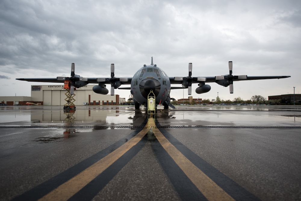 Kentucky Air National Guard plays host to military aircraft for Thunder Over Louisville