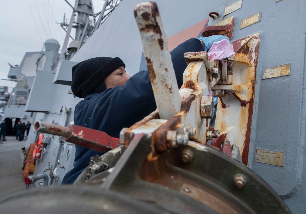 USS Jason Dunham Sailor conducts maintenance