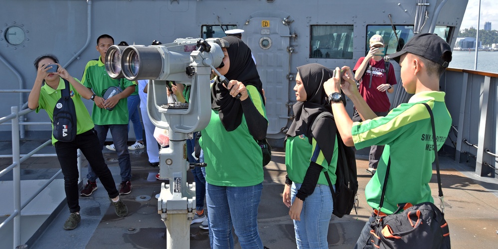 USS Blue Ridge hosts tour for local school