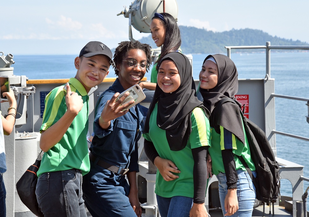 USS Blue Ridge hosts tour for local school