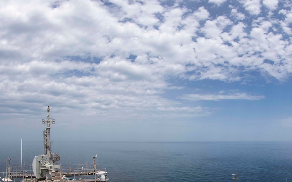 USS Kearsarge (LHD 3) receives fuel and stores from the USNS Alan Shepard (T-AKE 3)