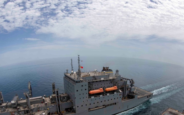 USS Kearsarge (LHD 3) receives fuel and stores from USNS Alan Shepard (T-AKE 3)