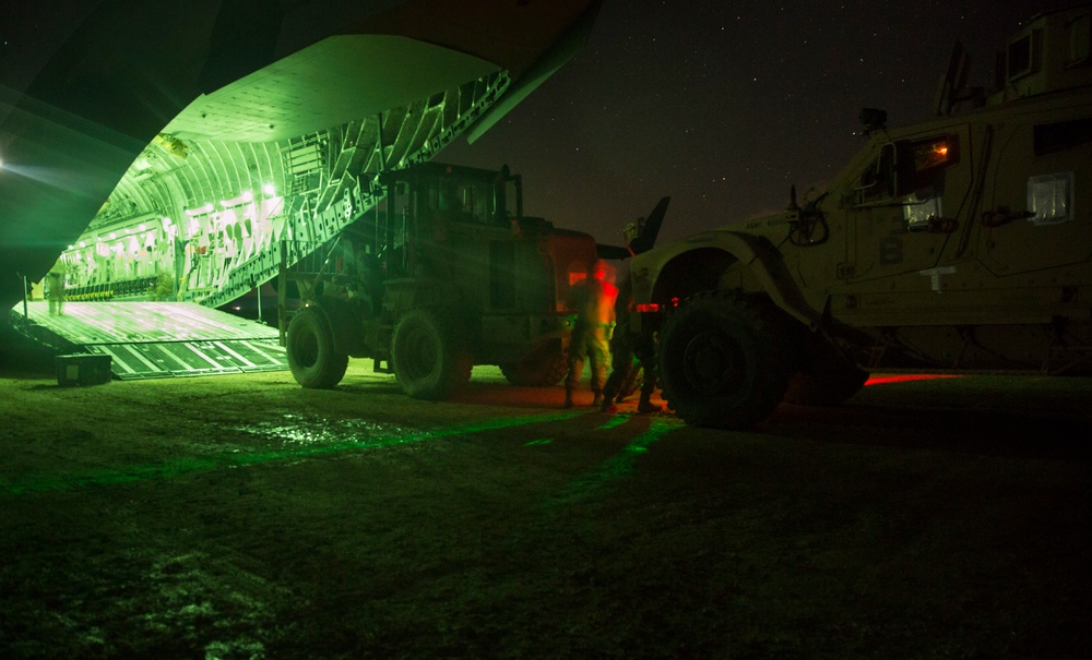 Marines, Airmen load MATV for transport: SPMAGTF-CR-CC 19.1