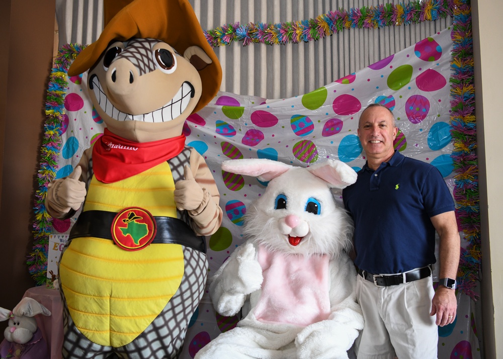 Airmen, families, enjoy time together during Easter egg hunt