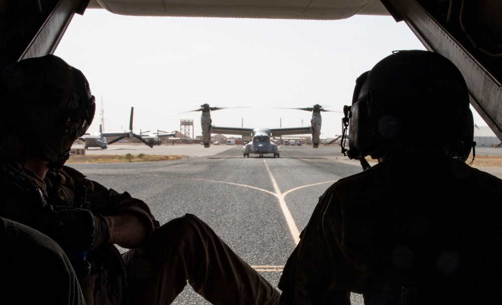 Marines familiarize Soldiers on CH-53E, MV-22