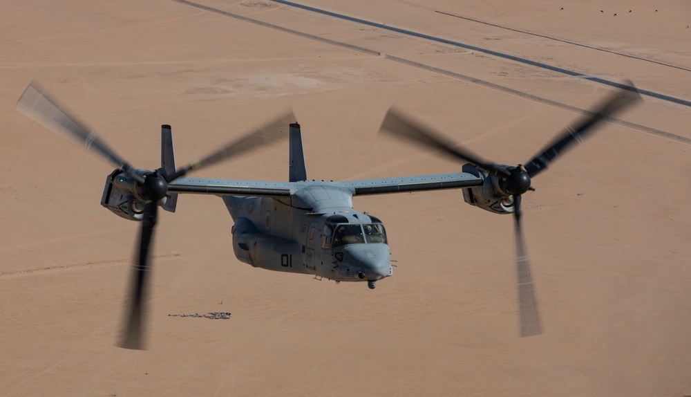 Marines familiarize Soldiers on CH-53E, MV-22