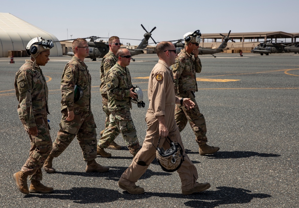 Marines familiarize Soldiers on CH-53E, MV-22