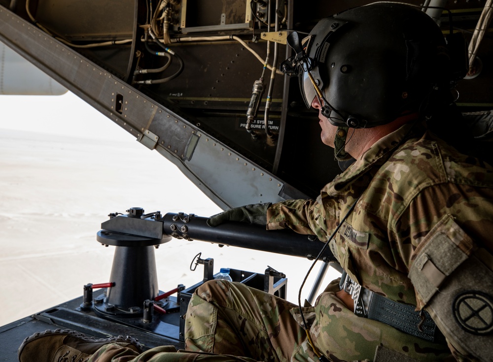 Marines familiarize Soldiers on CH-53E, MV-22