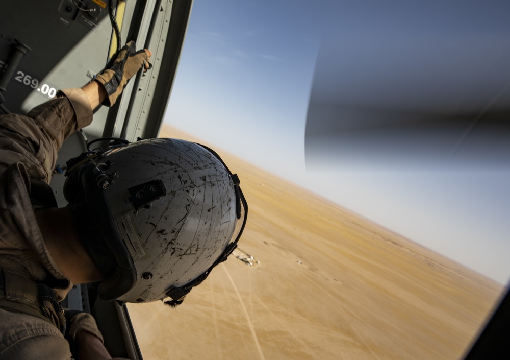 Marines familiarize Soldiers on CH-53E, MV-22