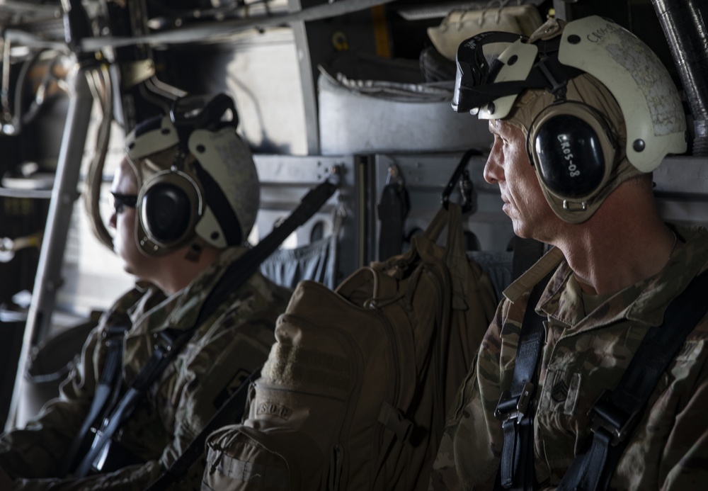 Marines familiarize Soldiers on CH-53E, MV-22