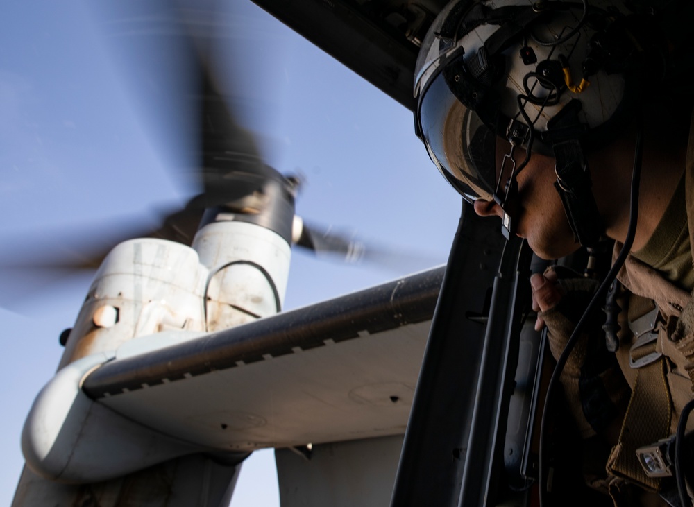 Marines familiarize Soldiers on CH-53E, MV-22