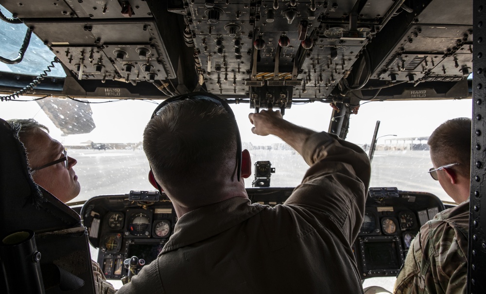 Marines familiarize Soldiers on CH-53E, MV-22