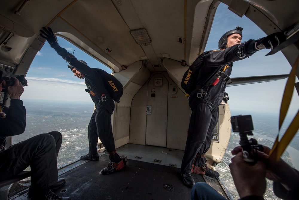 Military aircraft kick off Thunder Over Louisville