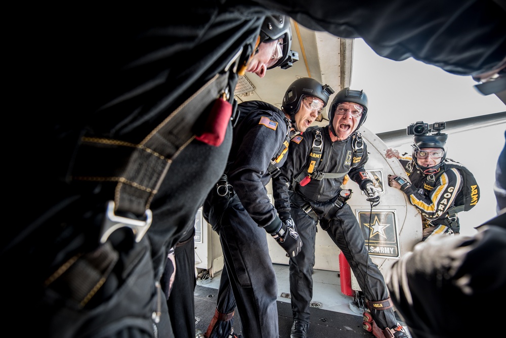 Military aircraft kick off Thunder Over Louisville