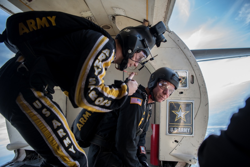 Military aircraft kick off Thunder Over Louisville