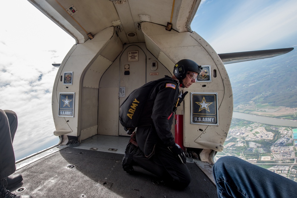 Military aircraft kick off Thunder Over Louisville