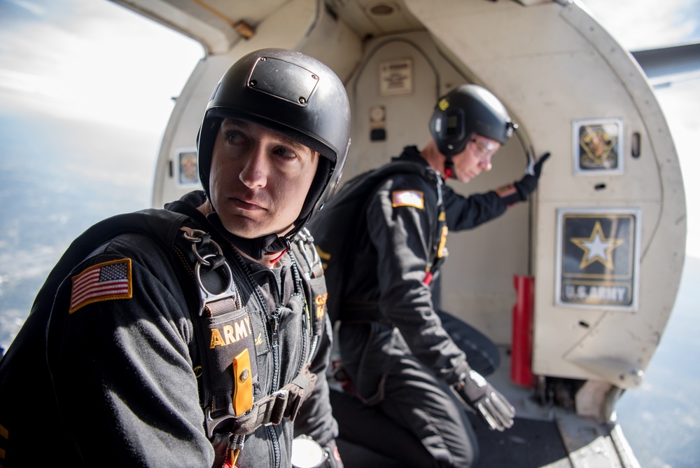 Military aircraft kick off Thunder Over Louisville