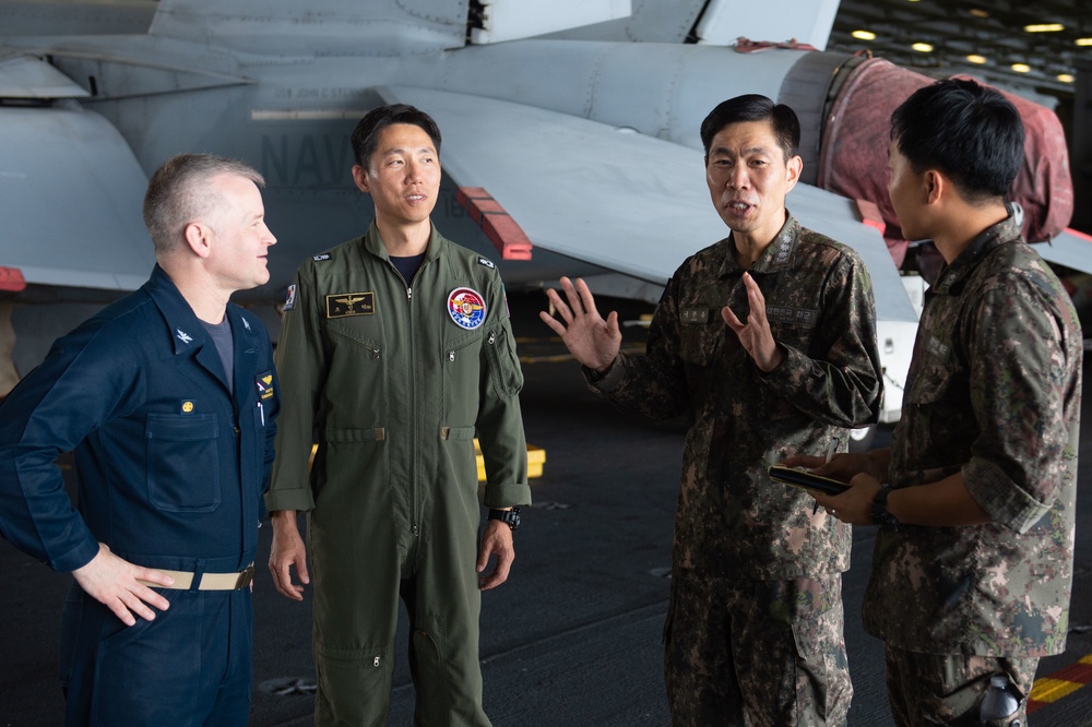 Commanding officer of the ROKS Choi Young (DDH-981) visits the aircraft carrier USS John C&gt; Stennis (CVN 74)