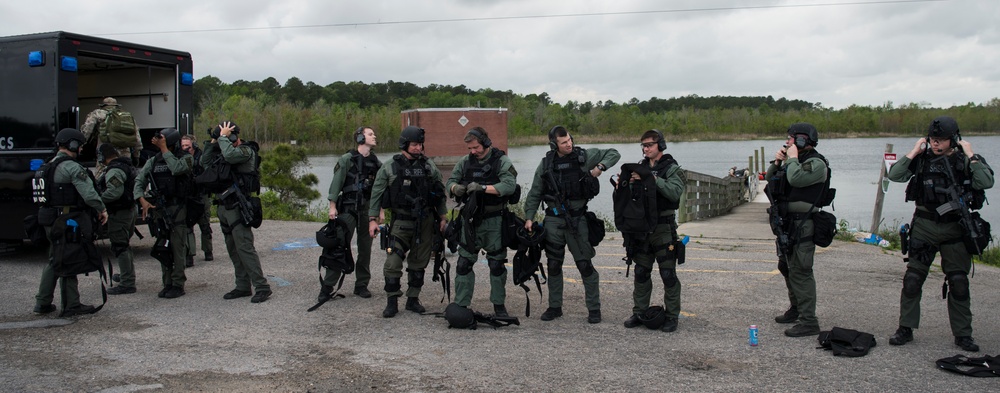 Military, civilians band together for domestic threat response training