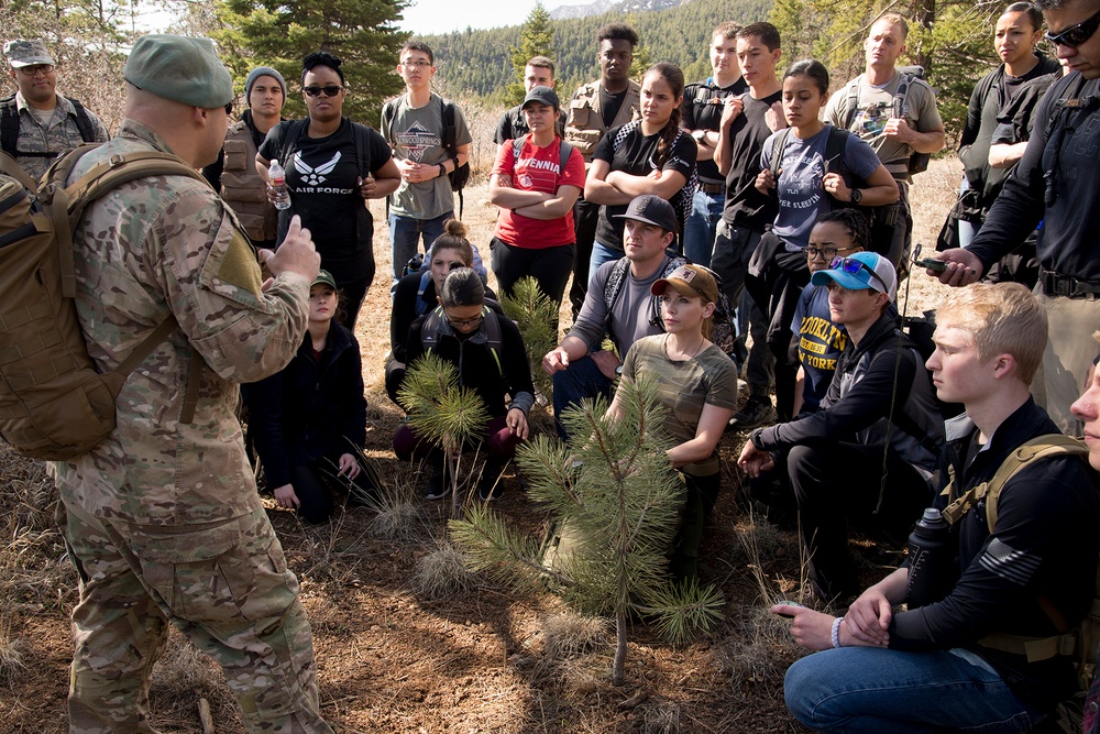 SERE specialist teaches future reservists how to find their way