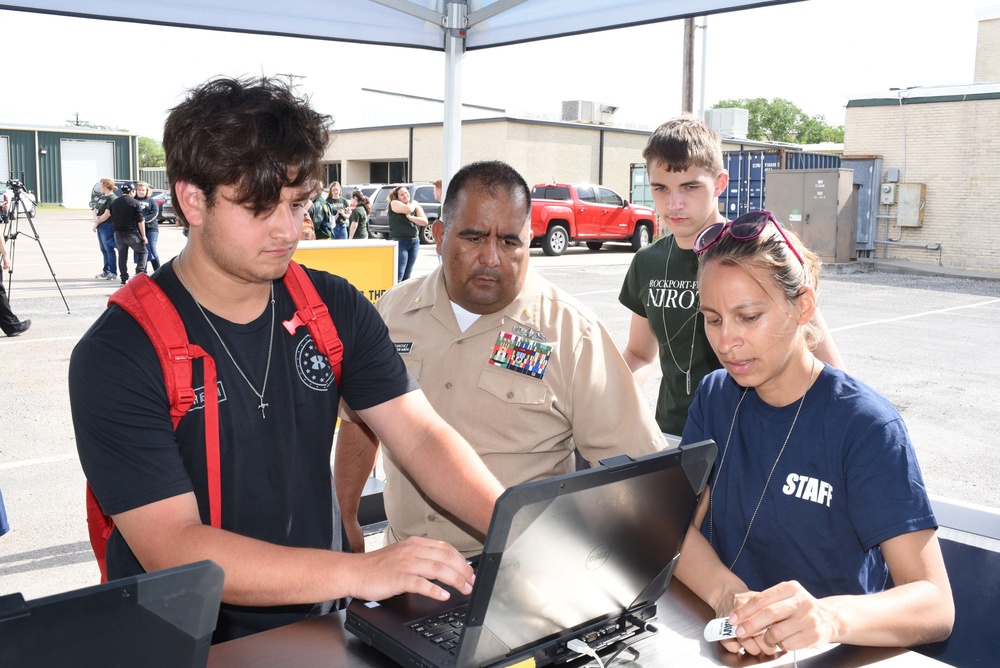 Navy’s Virtual Reality Experience visits Rockport-Fulton High School
