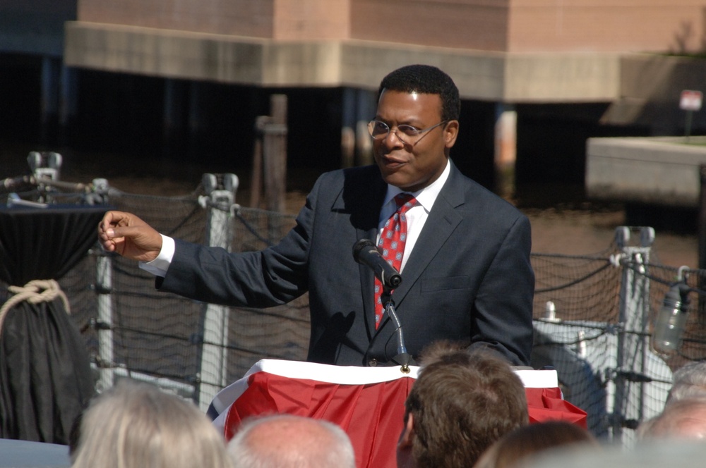 Norfolk's Mayor aboard the USS Wisconsin