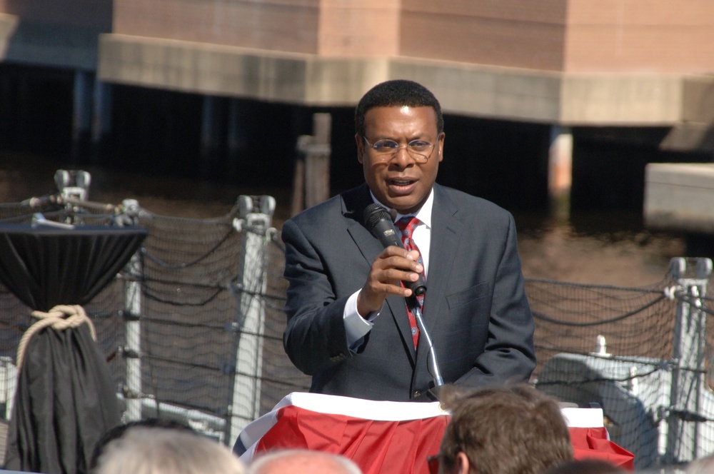 Norfolk's Mayor aboard the USS Wisconsin