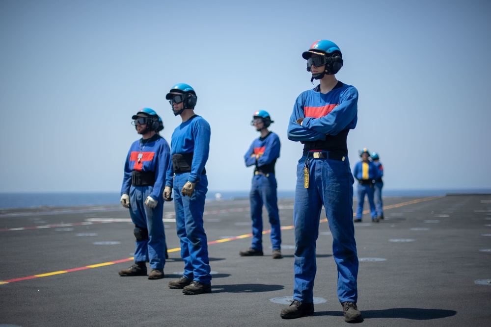 France’s Marine Nationale aircraft carrier FS Charles de Gaulle (R 91) hosts Sailors from the aircraft carrier USS John C. Stennis (CVN 74) while conducting operations at sea