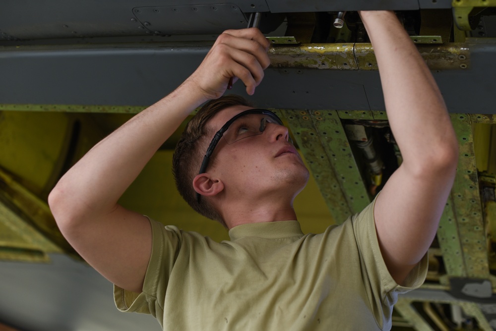 22nd MXS fixes rudder on KC-135