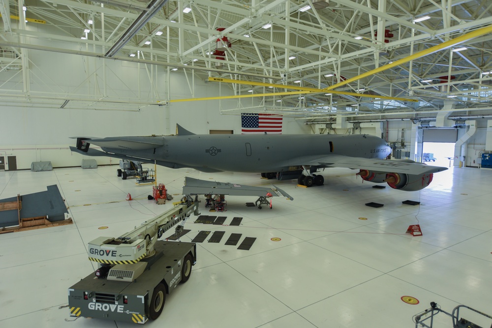 22nd MXS fixes rudder on KC-135