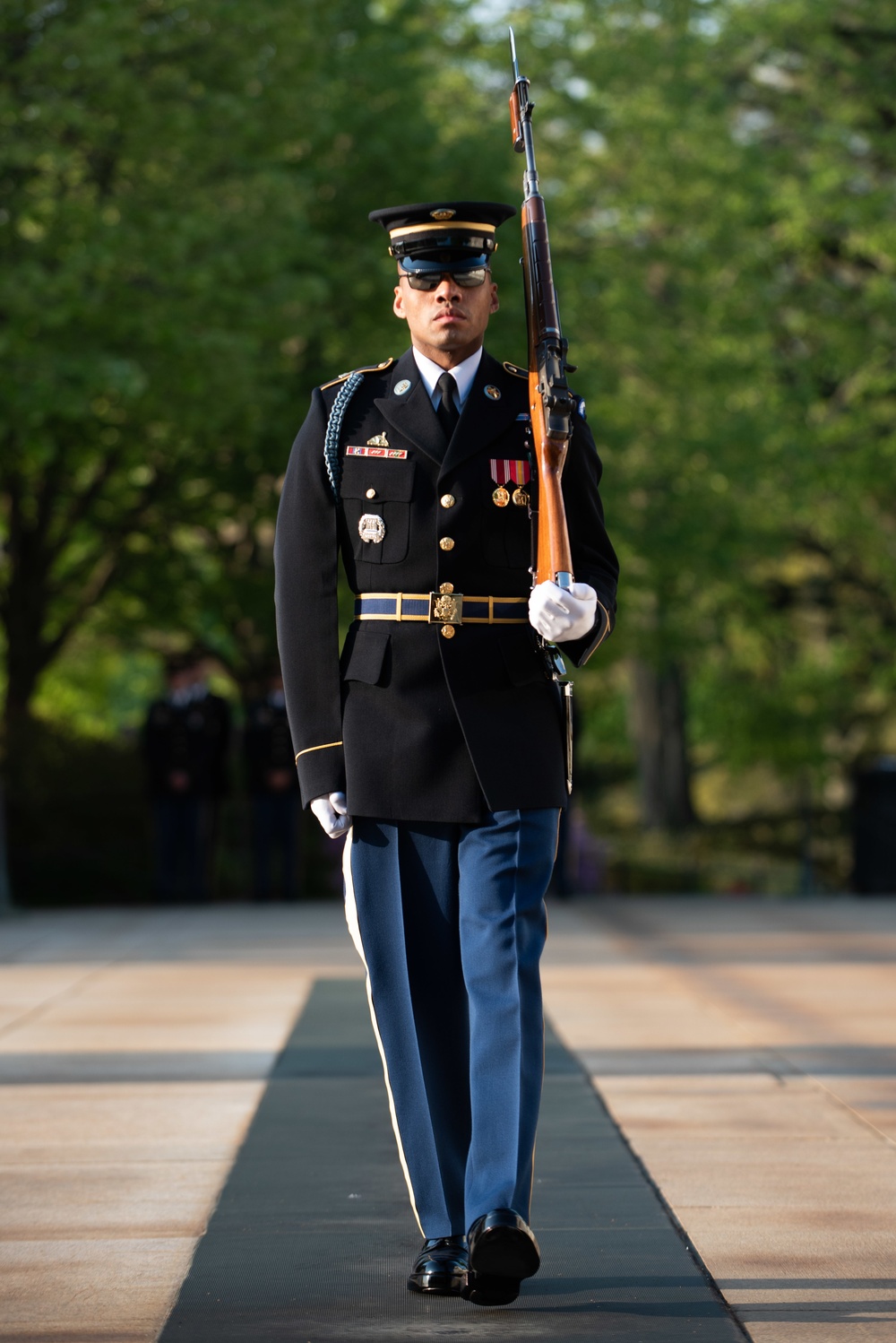 Tomb of the Unknown guard completes final walk, places single rose at each crypt