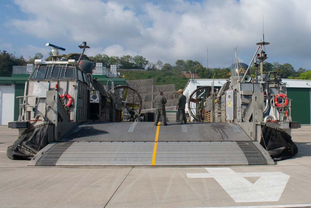 NBU 7 Conducts Bilateral LCAC Training with JMSDF